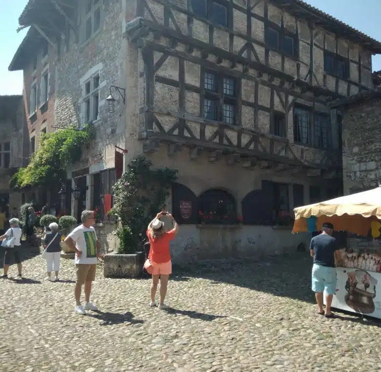 pérouges group tour
